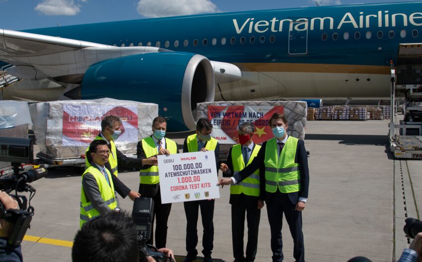 v.l.n.r.: Thanh Long (GEDU), Landrat Nordsachsen K. Emanuel,Präsident der IHK zu Leipzig K. Kirpal, Landrat Landkreis Leipzig H. Graichen, Botschafter Vietnam Dr. Nguyen Minh Vu, Geschäftsführer Invest Region Leipzig M. Körner, Foto: Uwe Schossigv.l.n.r.: